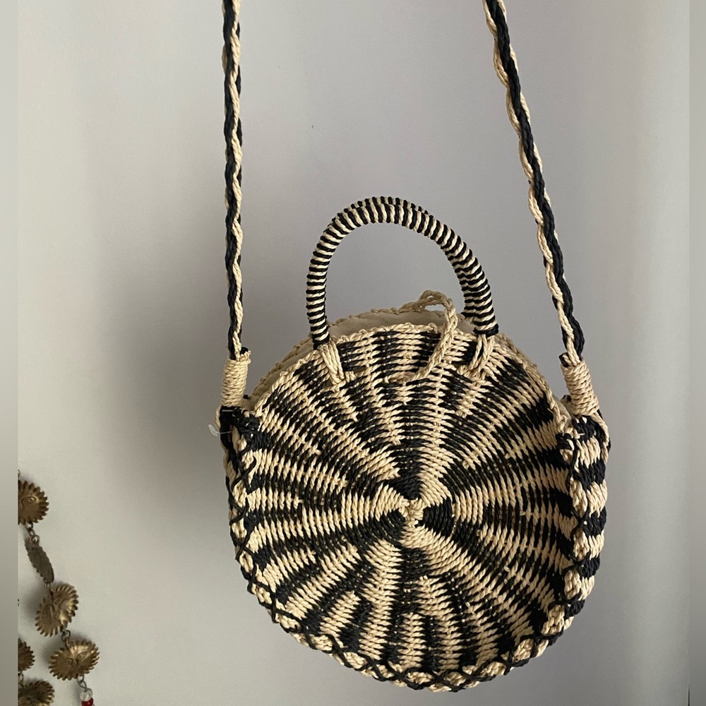 Billabong Cream and Black Crossbody Woven Bag - Picture 6 of 10